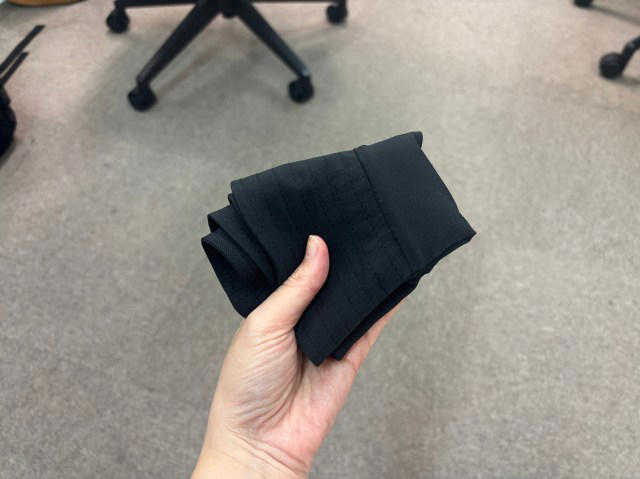 ・無印良品「小さくまとまるバケットハット」2990円, ・帽子と思えないほど軽い, ・超小さくたためる, ・サイズも調整できる, ・あご紐がマジで便利, ・無印の店舗だと色展開やデザインも豊富