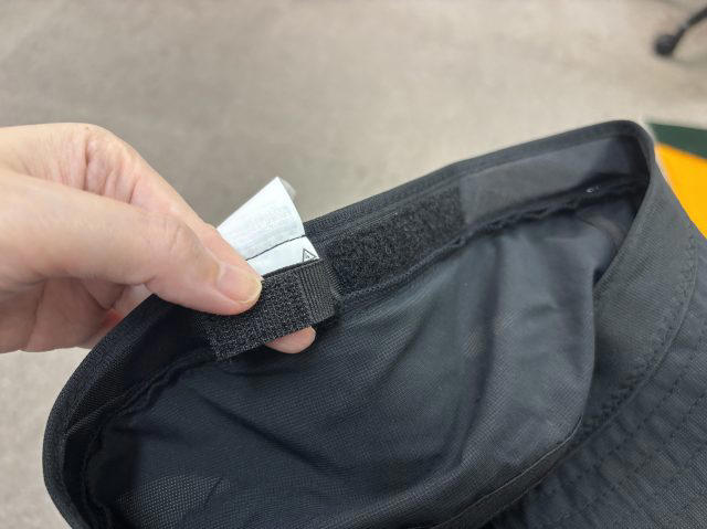 ・無印良品「小さくまとまるバケットハット」2990円, ・帽子と思えないほど軽い, ・超小さくたためる, ・サイズも調整できる, ・あご紐がマジで便利, ・無印の店舗だと色展開やデザインも豊富