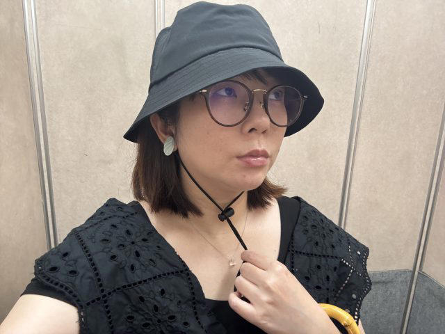 ・無印良品「小さくまとまるバケットハット」2990円, ・帽子と思えないほど軽い, ・超小さくたためる, ・サイズも調整できる, ・あご紐がマジで便利, ・無印の店舗だと色展開やデザインも豊富