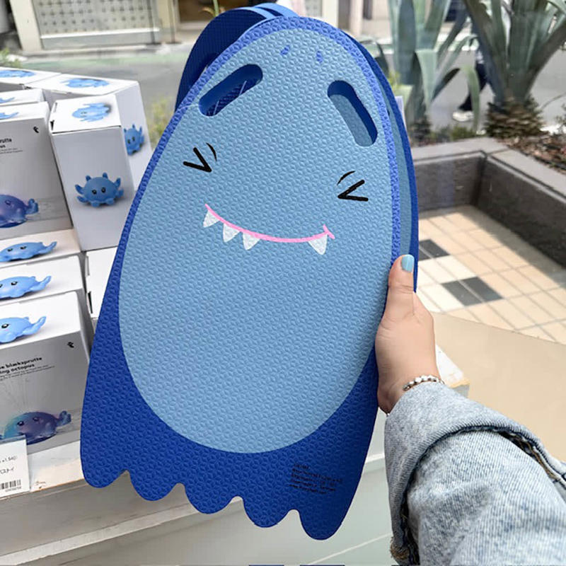 プールや海で大活躍なアイテム, ボディボード（キッズ）, 砂あそびセット（アイスクリーム）, ミニウォーターガン, ウォーターオクトパストイ, 夕方～夜に映える！光るシリーズ, 光るバドミントンセット, 光るスケートボード（写真左）, 光るフライングディスク（写真右）, お店で実際に売れているアイテムの中からピックアップ！, ジャイアントバドミントン, バスケットボールセット, シャボン玉メーカー