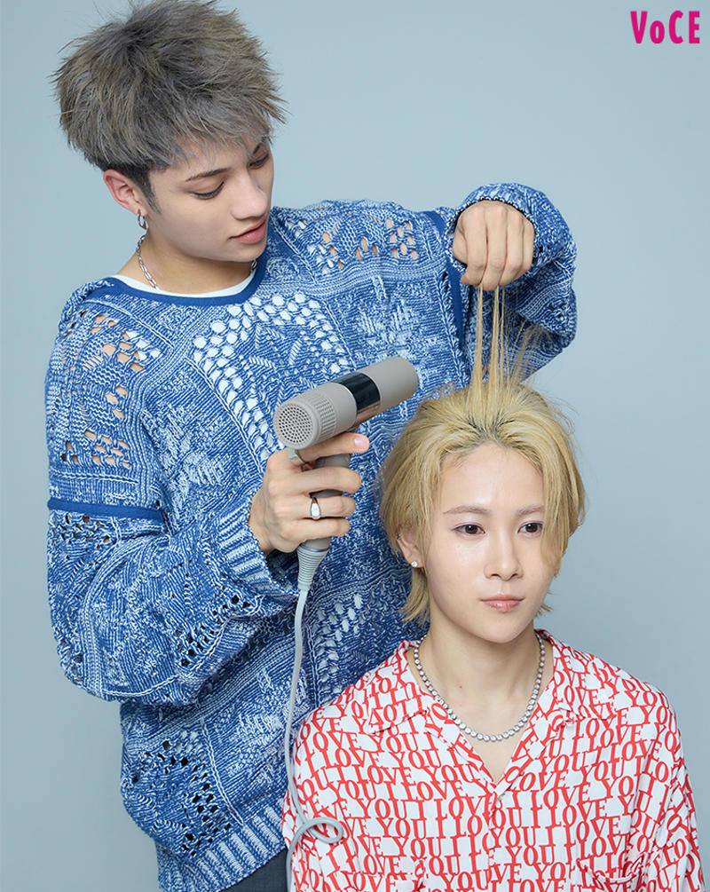 今回はいつもと違うヘアセットにチャレンジ！, 今回、教えてくれたのは……人気YouTuberみかみ。さん, GHEEは可愛い系スパイキーショートに挑戦, ドライヤーで癖を伸ばしてスタイリングしやすい状態に, HIROTOがGHEEのスタイリングに挑戦！, GHEEの可愛げスパイキーショート完成！, HIROTOは大人めサイドパートに挑戦, 分け目を隠しながら後ろに流し、イメチェンしつつ大人っぽく, GHEEがHIROTOのスタイリングに挑戦！, HIROTOの大人めサイドパートが完成！, とっても新鮮！　新しい魅力を手に入れたGHEE＆HIROTO