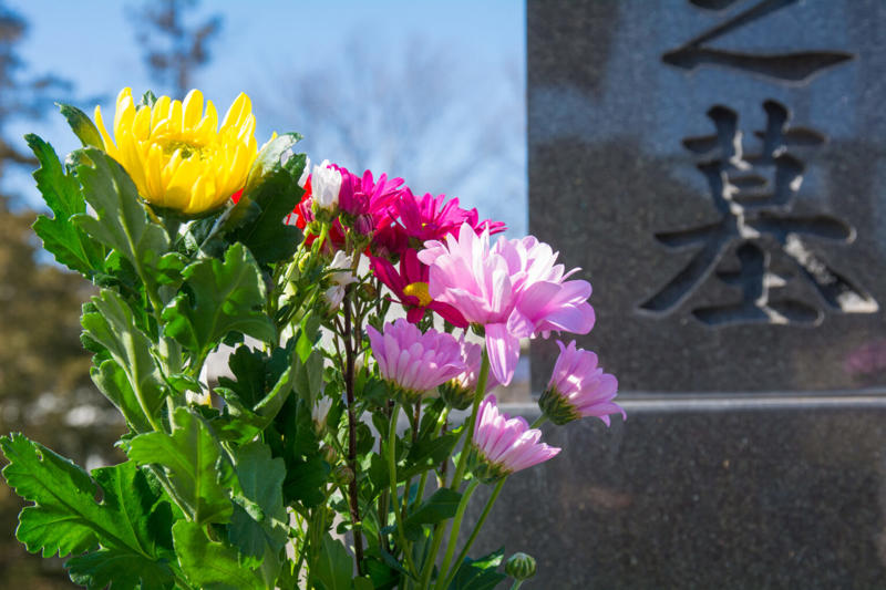 お墓参りへ一人で行ってはいけないは迷信？, 一人でお墓参りをする時に注意すること, 絶対にやってはいけないお墓参りのマナー, お墓の敷地に勝手に入る, 騒いだり走り回ったりする, 不適切なお供えや行動をする, ロウソクや線香の火を口で消す, お墓参りにふさわしくない服装をする, お墓参りの正しいマナーと流れ, お墓参りの準備と持ち物, お墓参りの流れと作法