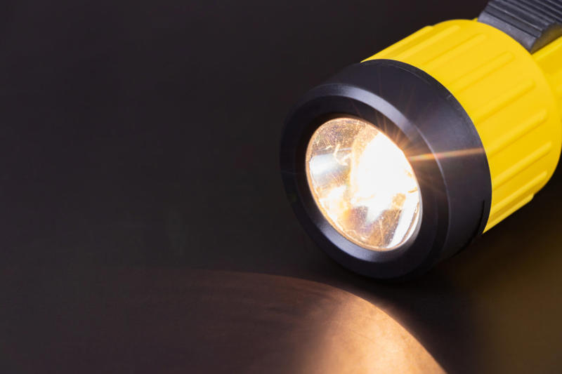 なぜ停電時にコンセントを抜く必要があるのか, 停電時にコンセントを抜いておくべき４つ家電, ① 熱を発する家電, ② 刃物やモーターが付いた家電, ③ テレビやパソコンなどの精密機器, ④ 調理や加熱を行う家電, 冷蔵庫やエアコンはコンセントを抜くべき？, 停電中に安全を確保するための準備, 電気が戻ったときに気をつけること