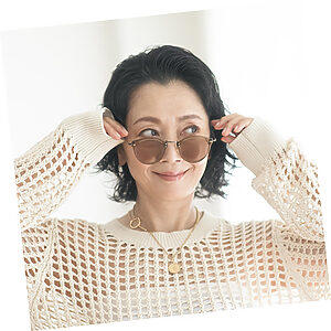 何歳になってもおしゃれをする人でいたい, 生き生きとした雰囲気のニュアンスヘア×赤, タイトなまとめ髪が映える気品の漂うスタイル, リラックス感あふれる、大人のモードカジュアル