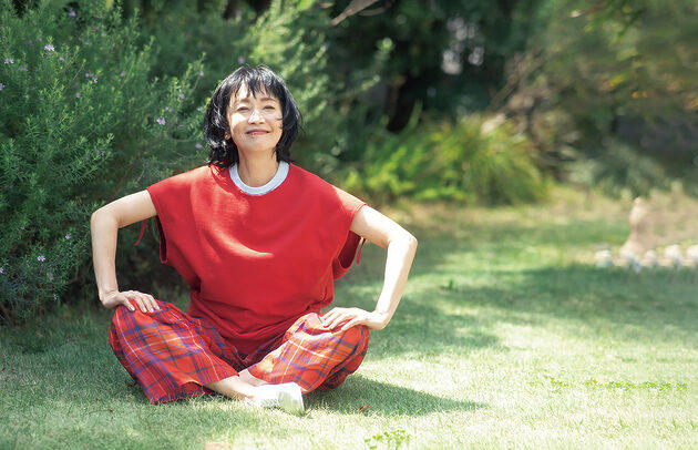 何歳になってもおしゃれをする人でいたい, 生き生きとした雰囲気のニュアンスヘア×赤, タイトなまとめ髪が映える気品の漂うスタイル, リラックス感あふれる、大人のモードカジュアル