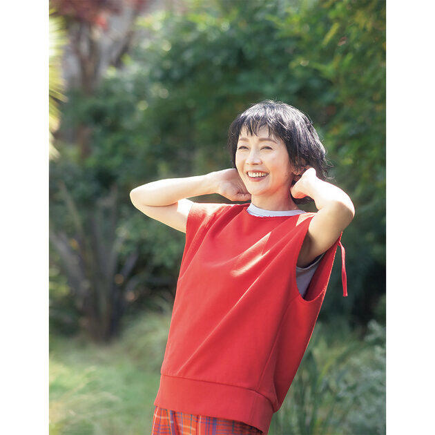 何歳になってもおしゃれをする人でいたい, 生き生きとした雰囲気のニュアンスヘア×赤, タイトなまとめ髪が映える気品の漂うスタイル, リラックス感あふれる、大人のモードカジュアル