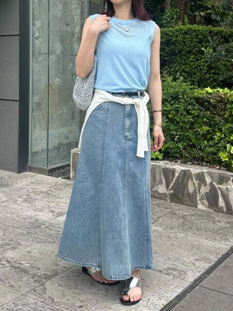 スキッパーブラウスで大人っぽさを演出, ショート丈のニットで品よくまとめて, トレンドのシアーシャツでこなれ感をプラス, フェミニンなブラウスでレディな雰囲気を底上げ, 爽やかなブルー×ブルーで夏ムード満点に