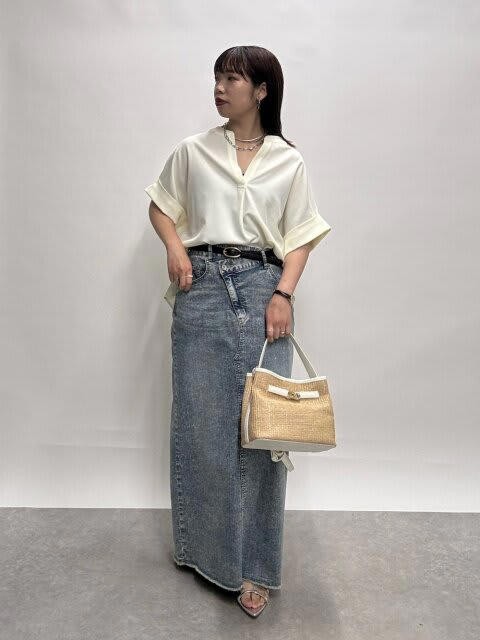 スキッパーブラウスで大人っぽさを演出, ショート丈のニットで品よくまとめて, トレンドのシアーシャツでこなれ感をプラス, フェミニンなブラウスでレディな雰囲気を底上げ, 爽やかなブルー×ブルーで夏ムード満点に