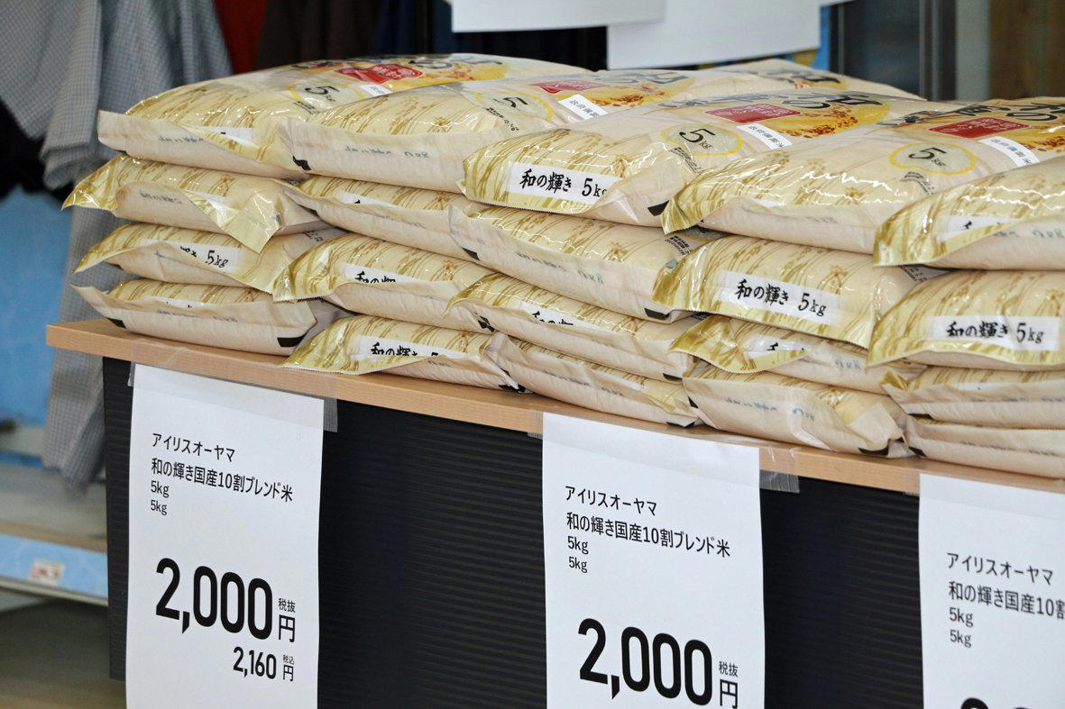 ■米屋をバカにするな, ■割り当てられたのは古古古古米, ■たった2カ月で売れるのか, ■米問屋頼みの米屋は苦境, ■仕入れ値の高い「江藤米」いまだ届かず, ■「買戻し」提案に絶句, ■行き当たりばったりの「小泉米」, ■倉庫や配送の手配で1カ月, ■入札の備蓄米は倉庫代や送料が上乗せ, ■本当に返せるのか、手間や費用は？