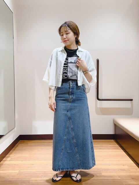 スキッパーブラウスで大人っぽさを演出, ショート丈のニットで品よくまとめて, トレンドのシアーシャツでこなれ感をプラス, フェミニンなブラウスでレディな雰囲気を底上げ, 爽やかなブルー×ブルーで夏ムード満点に
