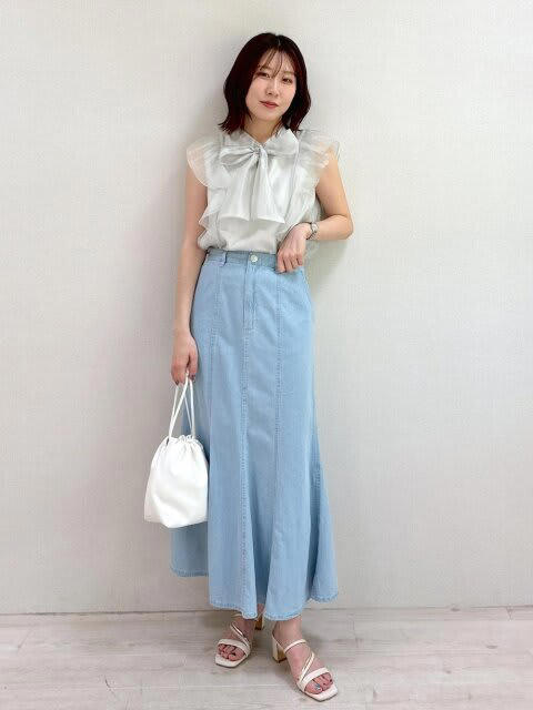 スキッパーブラウスで大人っぽさを演出, ショート丈のニットで品よくまとめて, トレンドのシアーシャツでこなれ感をプラス, フェミニンなブラウスでレディな雰囲気を底上げ, 爽やかなブルー×ブルーで夏ムード満点に