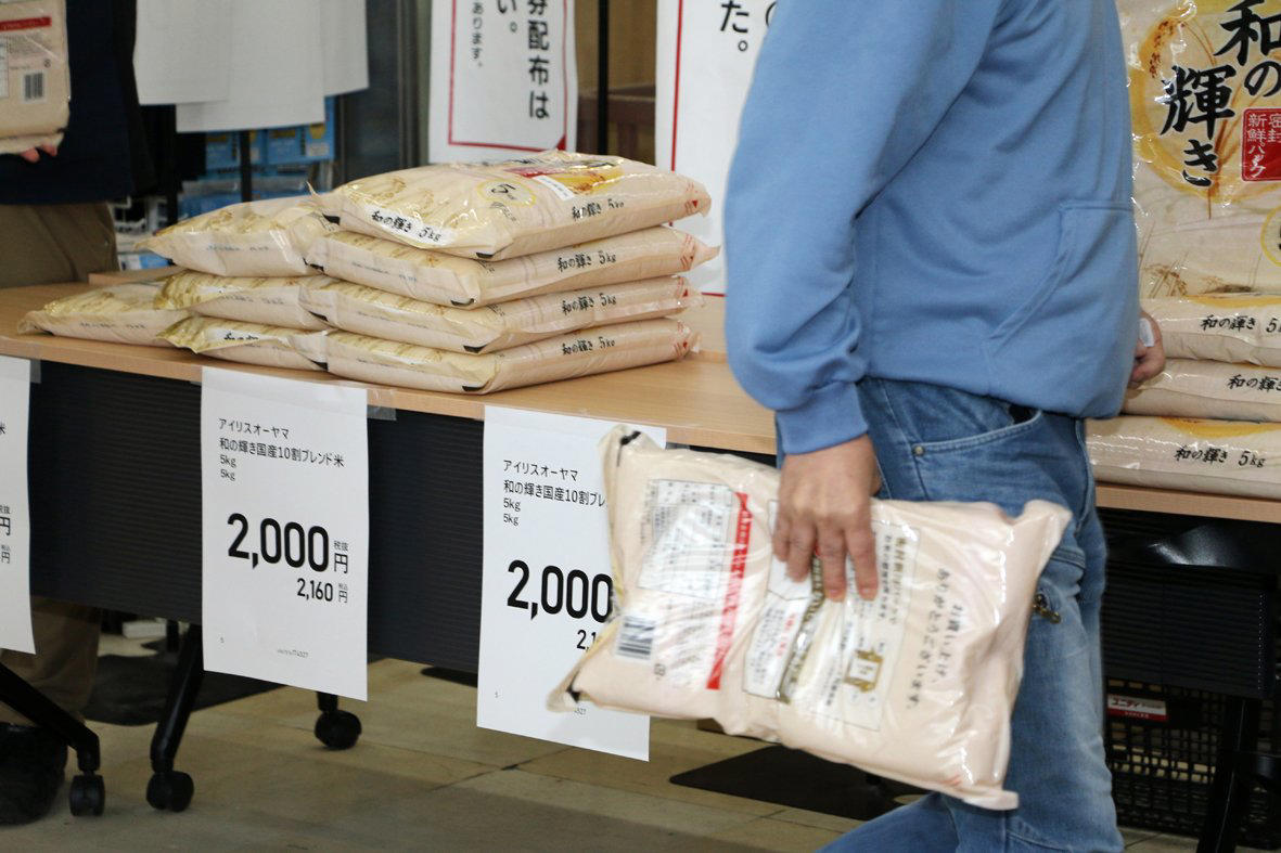 ■米屋をバカにするな, ■割り当てられたのは古古古古米, ■たった2カ月で売れるのか, ■米問屋頼みの米屋は苦境, ■仕入れ値の高い「江藤米」いまだ届かず, ■「買戻し」提案に絶句, ■行き当たりばったりの「小泉米」, ■倉庫や配送の手配で1カ月, ■入札の備蓄米は倉庫代や送料が上乗せ, ■本当に返せるのか、手間や費用は？
