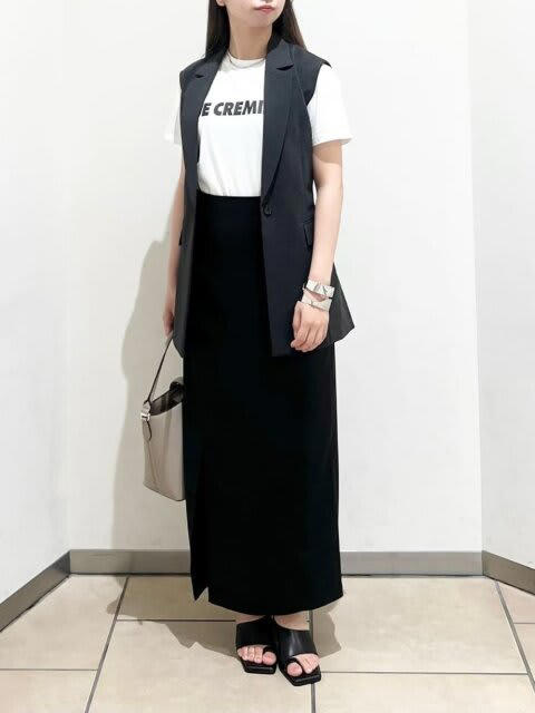 グレーのジレを投入して大人っぽくコーデを格上げ, 旬のスポーツMIXコーデも好バランス, フレンチスリーブTシャツで上品な佇まいに, 落ち着きのある配色は差し色ONで涼しげに魅せる, 夏らしい爽やかなカラートップスとも相性バツグン