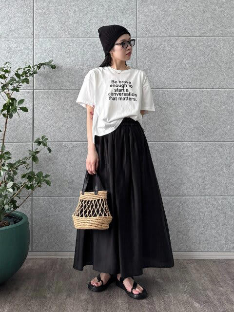 シアーシャツを羽織ってレディな雰囲気を底上げ, ベージュのジレをレイヤードで上品にまとめて, シャツワンピを羽織ってこなれた雰囲気に, きれいめサロペットと合わせて大人可愛く, ロゴの色味を揃えて一体感をプラス
