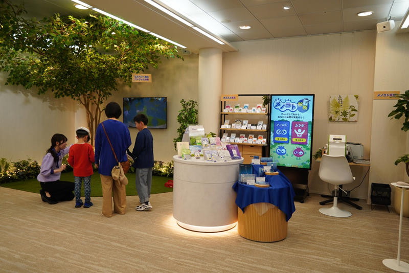 おしゃれなカフェでブルーベリー尽くしのメニューを堪能【1階】, ラウンジで優雅にブルーベリーのアフタヌーンティー【2階】, 「ブルーベリーの森」で北欧の自然を体感【3階】, 目の健康を祈願する「メノコト神社」【5階】