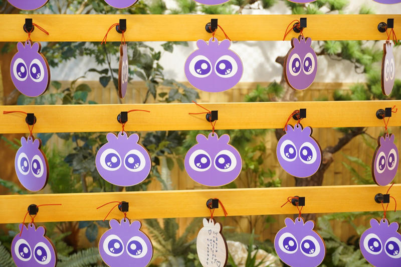 おしゃれなカフェでブルーベリー尽くしのメニューを堪能【1階】, ラウンジで優雅にブルーベリーのアフタヌーンティー【2階】, 「ブルーベリーの森」で北欧の自然を体感【3階】, 目の健康を祈願する「メノコト神社」【5階】