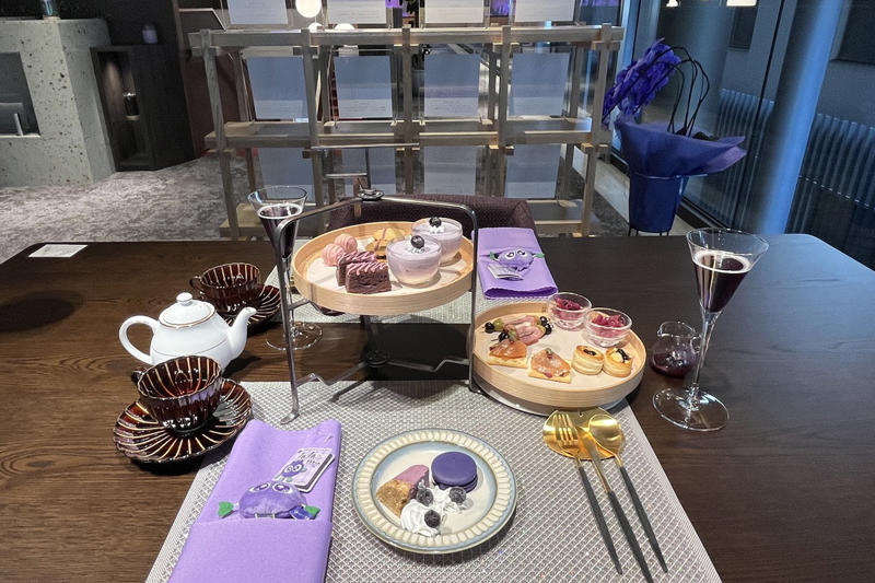 おしゃれなカフェでブルーベリー尽くしのメニューを堪能【1階】, ラウンジで優雅にブルーベリーのアフタヌーンティー【2階】, 「ブルーベリーの森」で北欧の自然を体感【3階】, 目の健康を祈願する「メノコト神社」【5階】