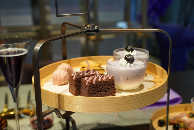 おしゃれなカフェでブルーベリー尽くしのメニューを堪能【1階】, ラウンジで優雅にブルーベリーのアフタヌーンティー【2階】, 「ブルーベリーの森」で北欧の自然を体感【3階】, 目の健康を祈願する「メノコト神社」【5階】