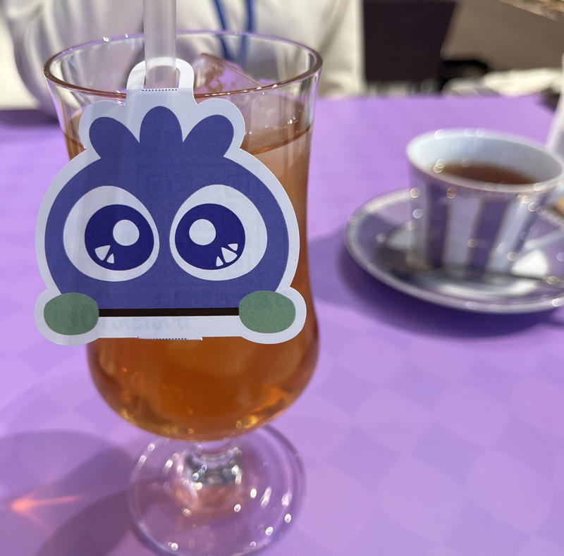 おしゃれなカフェでブルーベリー尽くしのメニューを堪能【1階】, ラウンジで優雅にブルーベリーのアフタヌーンティー【2階】, 「ブルーベリーの森」で北欧の自然を体感【3階】, 目の健康を祈願する「メノコト神社」【5階】