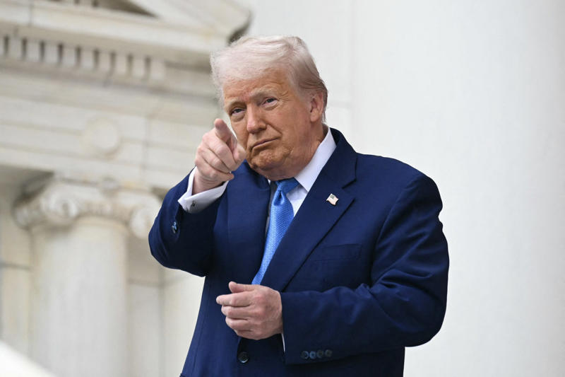 地位を利用して儲けるトランプ大統領, 最初のひと月だけで20億ドル, 同様の批判は歴代大統領にも, より金額の大きな例も, トランプ大統領は桁違い, カタールからの政府専用機の譲渡, 任期終了後は個人所有に, 大統領図書館に寄贈, レーガン大統領の前例も, 上位購入者にはディナー権, 価値をつり上げる, 不動産取引にも邁進, 社交クラブを設立