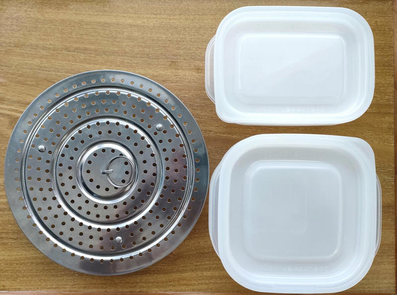 欲しいものはまず100円ショップで探す, 1：フライパンに入れるフタで蒸し料理がつくれる！, 2：「とにかく洗いやすい保存容器」は使い勝手よし, 3：衛生面ばっちり！つけ替えられるトイレブラシ, 「100円グッズでいい」ではなく「100円グッズがベスト」と言える商品も
