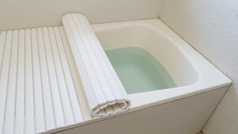 浴槽にお湯を残しておくメリットとは？, 水道代やガス代の節約になる, 災害時の水の備えになる, 冬場の配管凍結を防げる, 浴槽のお湯を毎日入れ替えるべき理由とは？, 雑菌が急速に増える, レジオネラ菌など健康を害する菌のリスク, 浴槽のお湯を翌日に使うときの安全ルール, 追い焚きで高温殺菌する, 入浴後はシャワーで体を洗い流す, 赤ちゃんや高齢者は新しいお湯を使う, 残り湯を洗濯や掃除に使うときのポイント, 洗濯に使うのは「洗い」の工程だけ, 掃除には当日中に使い切る, 追い焚き配管のお手入れ方法, 浴槽にお湯を残しておくときの湿気対策