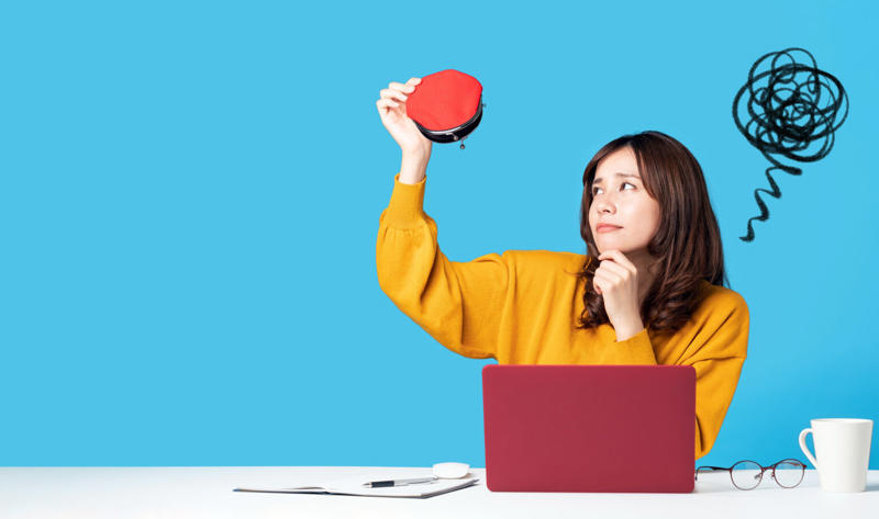 お金に余裕がないと生活にどんな影響がある？, お金に余裕がない人に共通する6つの特徴, ①衝動買いをする癖がある, ②お金の使い方を管理していない, ③将来に向けた計画を立てない, ④何でも他人や社会のせいにする, ⑤お金を悪いものだと考えてしまう, ⑥人付き合いが悪くなる, お金に余裕がある人の習慣, お金の使い方に基準がある, 収入と支出を把握している, 将来のための貯金を習慣化している, 自己投資を積極的に行う, 心にゆとりがあり、他人を羨まない, すぐ始められる貯金の方法