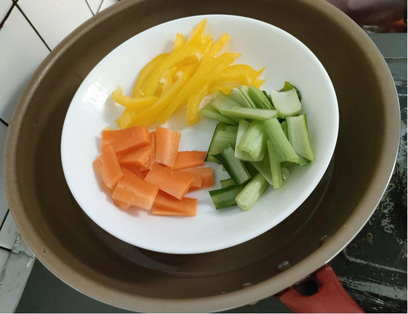 欲しいものはまず100円ショップで探す, 1：フライパンに入れるフタで蒸し料理がつくれる！, 2：「とにかく洗いやすい保存容器」は使い勝手よし, 3：衛生面ばっちり！つけ替えられるトイレブラシ, 「100円グッズでいい」ではなく「100円グッズがベスト」と言える商品も