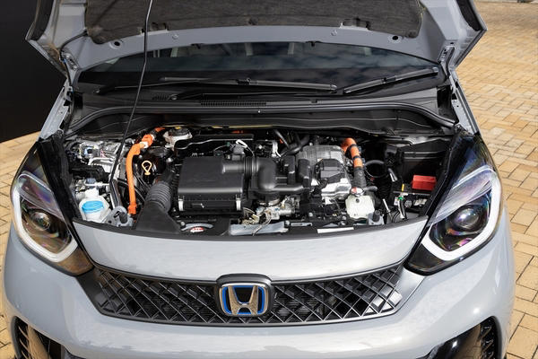 【GRヤリスRZハイパフォーマンス】世界一ホットな3ドアハッチ, 【AURA NISMO チューンドe-POWER 4WD】電動なのに古典的, 【FIT e:HEV RS】普段乗りを楽しみたい方に向けた1台, 【まとめ】速さのトヨタ、快適さのHonda、中庸の日産