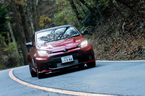 【GRヤリスRZハイパフォーマンス】世界一ホットな3ドアハッチ, 【AURA NISMO チューンドe-POWER 4WD】電動なのに古典的, 【FIT e:HEV RS】普段乗りを楽しみたい方に向けた1台, 【まとめ】速さのトヨタ、快適さのHonda、中庸の日産