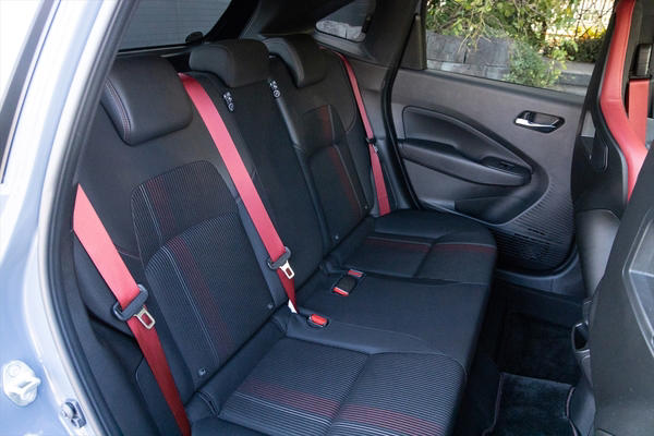 【GRヤリスRZハイパフォーマンス】世界一ホットな3ドアハッチ, 【AURA NISMO チューンドe-POWER 4WD】電動なのに古典的, 【FIT e:HEV RS】普段乗りを楽しみたい方に向けた1台, 【まとめ】速さのトヨタ、快適さのHonda、中庸の日産