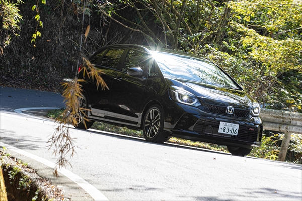 【GRヤリスRZハイパフォーマンス】世界一ホットな3ドアハッチ, 【AURA NISMO チューンドe-POWER 4WD】電動なのに古典的, 【FIT e:HEV RS】普段乗りを楽しみたい方に向けた1台, 【まとめ】速さのトヨタ、快適さのHonda、中庸の日産
