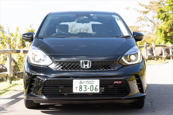 【GRヤリスRZハイパフォーマンス】世界一ホットな3ドアハッチ, 【AURA NISMO チューンドe-POWER 4WD】電動なのに古典的, 【FIT e:HEV RS】普段乗りを楽しみたい方に向けた1台, 【まとめ】速さのトヨタ、快適さのHonda、中庸の日産