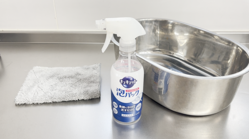 家事のついでにサッと！ キッチン床のベタつきをリセット, お湯を使った「ベタつき床」リセット手順, 床材によっては乾拭きもプラスして, ちょっとの工夫で、足元の不快感をスッキリ解消