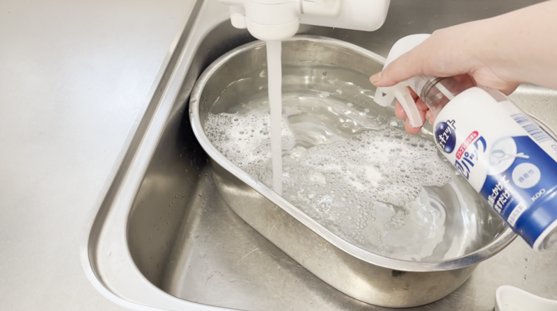 家事のついでにサッと！ キッチン床のベタつきをリセット, お湯を使った「ベタつき床」リセット手順, 床材によっては乾拭きもプラスして, ちょっとの工夫で、足元の不快感をスッキリ解消
