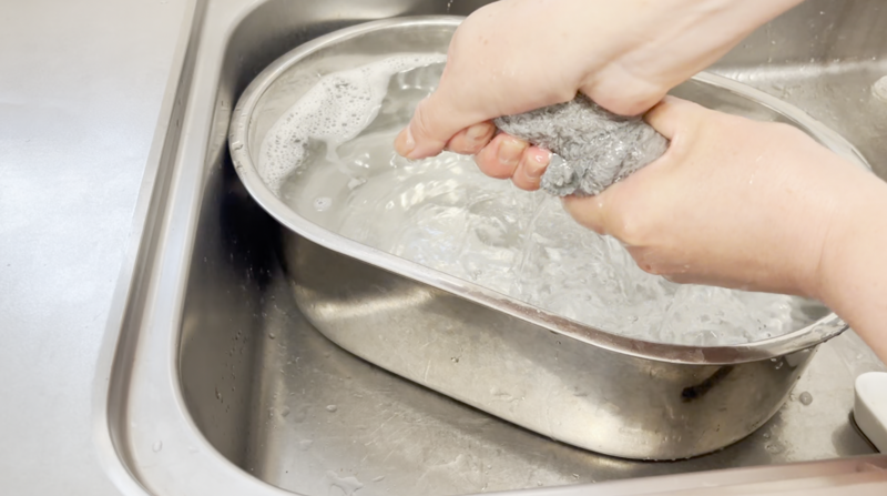 家事のついでにサッと！ キッチン床のベタつきをリセット, お湯を使った「ベタつき床」リセット手順, 床材によっては乾拭きもプラスして, ちょっとの工夫で、足元の不快感をスッキリ解消