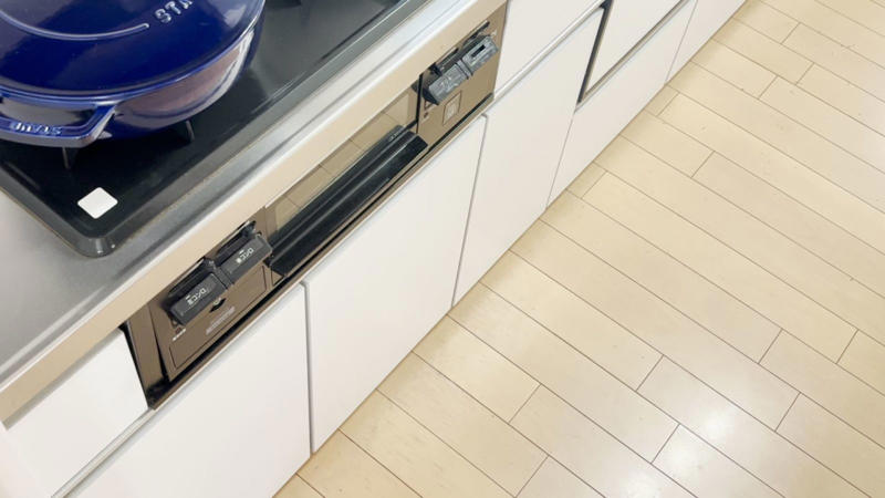 家事のついでにサッと！ キッチン床のベタつきをリセット, お湯を使った「ベタつき床」リセット手順, 床材によっては乾拭きもプラスして, ちょっとの工夫で、足元の不快感をスッキリ解消