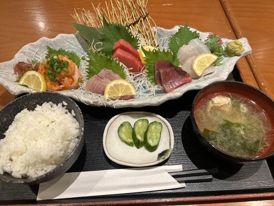 かつては500円ランチで庶民の味方だった, 全盛期の2～3倍近い価格帯に, 赤字覚悟だった500円ランチ, 2010年頃から失速, 現在の客単価は3200～3300円, 生き残りをかけた“新業態”