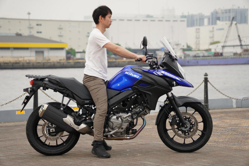 スズキのVストロームシリーズ, Vストローム250/650/800の試乗, Vストローム250の特徴, Vストローム650の特徴, Vストローム800の特徴, Vストローム250の車体, Vストローム650の車体, Vストローム800の車体, Vストローム250のシート, Vストローム650のシート, Vストローム800のシート, 編集部・朝日とVストローム250, 編集部・朝日とVストローム650, 編集部・朝日とVストローム800, 編集部・岩井とVストローム250, 編集部・岩井とVストローム650, 編集部・岩井とVストローム800, Vストローム250のタンデム, Vストローム650のタンデム, Vストローム800のタンデム, 車両をサイドスタンドから起こしたときの重さ, ライディングポジションの違い (1/3), ライディングポジションの違い (2/3), ライディングポジションの違い (3/3), Vストローム250の積載力, Vストローム650の積載力, Vストローム800の積載力, Vストロームシリーズのまとめ