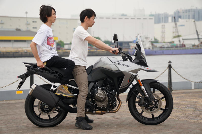 スズキのVストロームシリーズ, Vストローム250/650/800の試乗, Vストローム250の特徴, Vストローム650の特徴, Vストローム800の特徴, Vストローム250の車体, Vストローム650の車体, Vストローム800の車体, Vストローム250のシート, Vストローム650のシート, Vストローム800のシート, 編集部・朝日とVストローム250, 編集部・朝日とVストローム650, 編集部・朝日とVストローム800, 編集部・岩井とVストローム250, 編集部・岩井とVストローム650, 編集部・岩井とVストローム800, Vストローム250のタンデム, Vストローム650のタンデム, Vストローム800のタンデム, 車両をサイドスタンドから起こしたときの重さ, ライディングポジションの違い (1/3), ライディングポジションの違い (2/3), ライディングポジションの違い (3/3), Vストローム250の積載力, Vストローム650の積載力, Vストローム800の積載力, Vストロームシリーズのまとめ