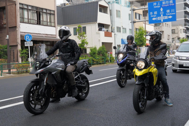 スズキのVストロームシリーズ, Vストローム250/650/800の試乗, Vストローム250の特徴, Vストローム650の特徴, Vストローム800の特徴, Vストローム250の車体, Vストローム650の車体, Vストローム800の車体, Vストローム250のシート, Vストローム650のシート, Vストローム800のシート, 編集部・朝日とVストローム250, 編集部・朝日とVストローム650, 編集部・朝日とVストローム800, 編集部・岩井とVストローム250, 編集部・岩井とVストローム650, 編集部・岩井とVストローム800, Vストローム250のタンデム, Vストローム650のタンデム, Vストローム800のタンデム, 車両をサイドスタンドから起こしたときの重さ, ライディングポジションの違い (1/3), ライディングポジションの違い (2/3), ライディングポジションの違い (3/3), Vストローム250の積載力, Vストローム650の積載力, Vストローム800の積載力, Vストロームシリーズのまとめ