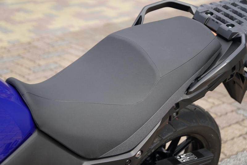 スズキのVストロームシリーズ, Vストローム250/650/800の試乗, Vストローム250の特徴, Vストローム650の特徴, Vストローム800の特徴, Vストローム250の車体, Vストローム650の車体, Vストローム800の車体, Vストローム250のシート, Vストローム650のシート, Vストローム800のシート, 編集部・朝日とVストローム250, 編集部・朝日とVストローム650, 編集部・朝日とVストローム800, 編集部・岩井とVストローム250, 編集部・岩井とVストローム650, 編集部・岩井とVストローム800, Vストローム250のタンデム, Vストローム650のタンデム, Vストローム800のタンデム, 車両をサイドスタンドから起こしたときの重さ, ライディングポジションの違い (1/3), ライディングポジションの違い (2/3), ライディングポジションの違い (3/3), Vストローム250の積載力, Vストローム650の積載力, Vストローム800の積載力, Vストロームシリーズのまとめ