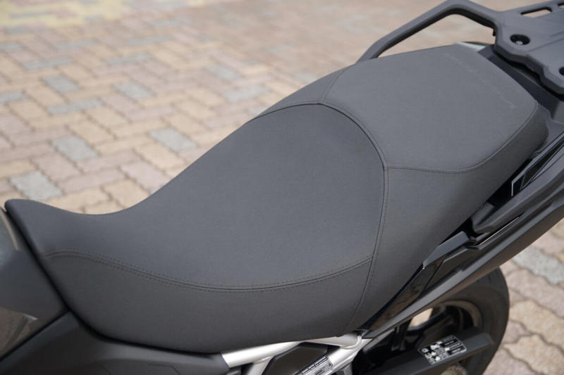 スズキのVストロームシリーズ, Vストローム250/650/800の試乗, Vストローム250の特徴, Vストローム650の特徴, Vストローム800の特徴, Vストローム250の車体, Vストローム650の車体, Vストローム800の車体, Vストローム250のシート, Vストローム650のシート, Vストローム800のシート, 編集部・朝日とVストローム250, 編集部・朝日とVストローム650, 編集部・朝日とVストローム800, 編集部・岩井とVストローム250, 編集部・岩井とVストローム650, 編集部・岩井とVストローム800, Vストローム250のタンデム, Vストローム650のタンデム, Vストローム800のタンデム, 車両をサイドスタンドから起こしたときの重さ, ライディングポジションの違い (1/3), ライディングポジションの違い (2/3), ライディングポジションの違い (3/3), Vストローム250の積載力, Vストローム650の積載力, Vストローム800の積載力, Vストロームシリーズのまとめ