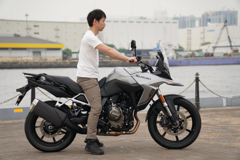 スズキのVストロームシリーズ, Vストローム250/650/800の試乗, Vストローム250の特徴, Vストローム650の特徴, Vストローム800の特徴, Vストローム250の車体, Vストローム650の車体, Vストローム800の車体, Vストローム250のシート, Vストローム650のシート, Vストローム800のシート, 編集部・朝日とVストローム250, 編集部・朝日とVストローム650, 編集部・朝日とVストローム800, 編集部・岩井とVストローム250, 編集部・岩井とVストローム650, 編集部・岩井とVストローム800, Vストローム250のタンデム, Vストローム650のタンデム, Vストローム800のタンデム, 車両をサイドスタンドから起こしたときの重さ, ライディングポジションの違い (1/3), ライディングポジションの違い (2/3), ライディングポジションの違い (3/3), Vストローム250の積載力, Vストローム650の積載力, Vストローム800の積載力, Vストロームシリーズのまとめ