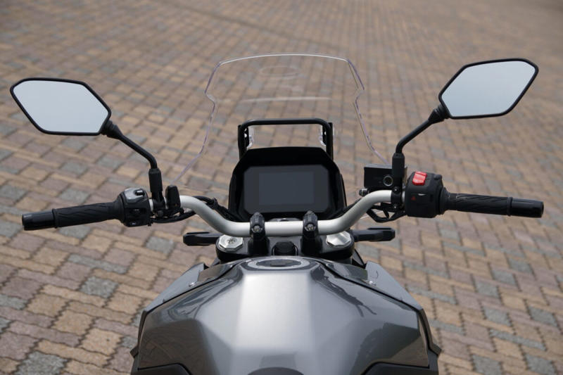スズキのVストロームシリーズ, Vストローム250/650/800の試乗, Vストローム250の特徴, Vストローム650の特徴, Vストローム800の特徴, Vストローム250の車体, Vストローム650の車体, Vストローム800の車体, Vストローム250のシート, Vストローム650のシート, Vストローム800のシート, 編集部・朝日とVストローム250, 編集部・朝日とVストローム650, 編集部・朝日とVストローム800, 編集部・岩井とVストローム250, 編集部・岩井とVストローム650, 編集部・岩井とVストローム800, Vストローム250のタンデム, Vストローム650のタンデム, Vストローム800のタンデム, 車両をサイドスタンドから起こしたときの重さ, ライディングポジションの違い (1/3), ライディングポジションの違い (2/3), ライディングポジションの違い (3/3), Vストローム250の積載力, Vストローム650の積載力, Vストローム800の積載力, Vストロームシリーズのまとめ