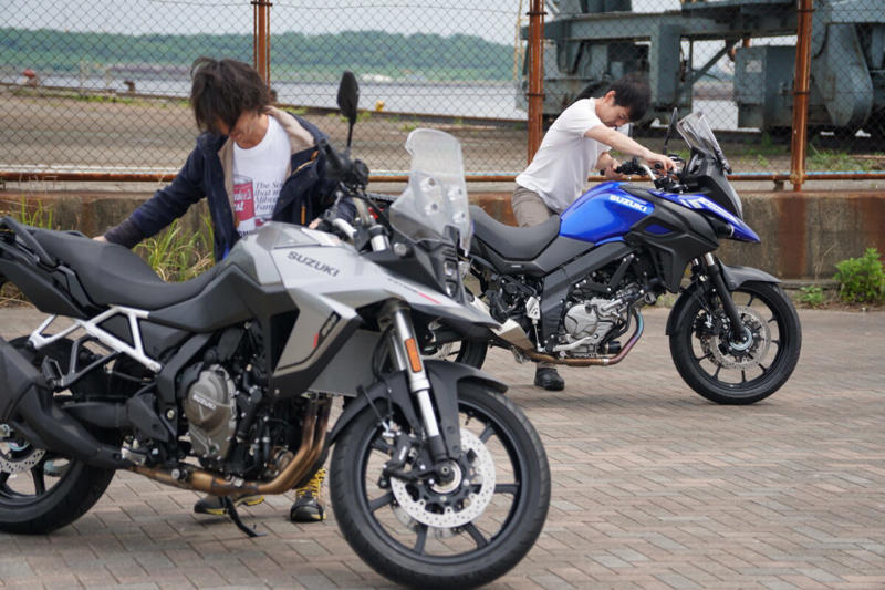スズキのVストロームシリーズ, Vストローム250/650/800の試乗, Vストローム250の特徴, Vストローム650の特徴, Vストローム800の特徴, Vストローム250の車体, Vストローム650の車体, Vストローム800の車体, Vストローム250のシート, Vストローム650のシート, Vストローム800のシート, 編集部・朝日とVストローム250, 編集部・朝日とVストローム650, 編集部・朝日とVストローム800, 編集部・岩井とVストローム250, 編集部・岩井とVストローム650, 編集部・岩井とVストローム800, Vストローム250のタンデム, Vストローム650のタンデム, Vストローム800のタンデム, 車両をサイドスタンドから起こしたときの重さ, ライディングポジションの違い (1/3), ライディングポジションの違い (2/3), ライディングポジションの違い (3/3), Vストローム250の積載力, Vストローム650の積載力, Vストローム800の積載力, Vストロームシリーズのまとめ