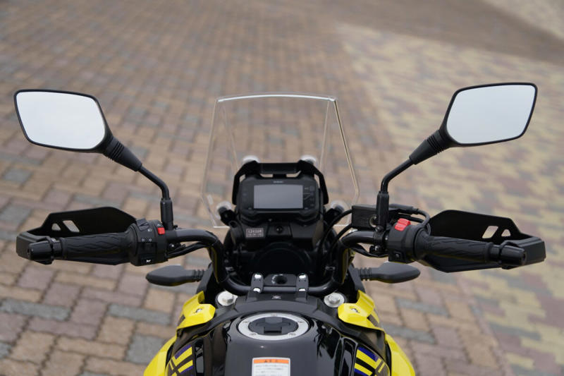 スズキのVストロームシリーズ, Vストローム250/650/800の試乗, Vストローム250の特徴, Vストローム650の特徴, Vストローム800の特徴, Vストローム250の車体, Vストローム650の車体, Vストローム800の車体, Vストローム250のシート, Vストローム650のシート, Vストローム800のシート, 編集部・朝日とVストローム250, 編集部・朝日とVストローム650, 編集部・朝日とVストローム800, 編集部・岩井とVストローム250, 編集部・岩井とVストローム650, 編集部・岩井とVストローム800, Vストローム250のタンデム, Vストローム650のタンデム, Vストローム800のタンデム, 車両をサイドスタンドから起こしたときの重さ, ライディングポジションの違い (1/3), ライディングポジションの違い (2/3), ライディングポジションの違い (3/3), Vストローム250の積載力, Vストローム650の積載力, Vストローム800の積載力, Vストロームシリーズのまとめ