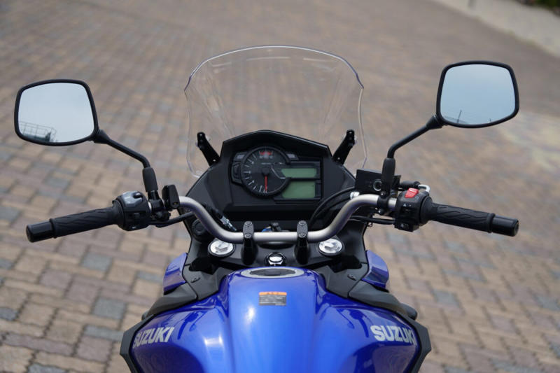 スズキのVストロームシリーズ, Vストローム250/650/800の試乗, Vストローム250の特徴, Vストローム650の特徴, Vストローム800の特徴, Vストローム250の車体, Vストローム650の車体, Vストローム800の車体, Vストローム250のシート, Vストローム650のシート, Vストローム800のシート, 編集部・朝日とVストローム250, 編集部・朝日とVストローム650, 編集部・朝日とVストローム800, 編集部・岩井とVストローム250, 編集部・岩井とVストローム650, 編集部・岩井とVストローム800, Vストローム250のタンデム, Vストローム650のタンデム, Vストローム800のタンデム, 車両をサイドスタンドから起こしたときの重さ, ライディングポジションの違い (1/3), ライディングポジションの違い (2/3), ライディングポジションの違い (3/3), Vストローム250の積載力, Vストローム650の積載力, Vストローム800の積載力, Vストロームシリーズのまとめ