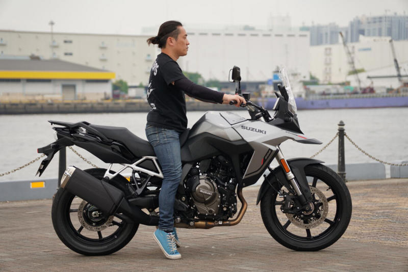 スズキのVストロームシリーズ, Vストローム250/650/800の試乗, Vストローム250の特徴, Vストローム650の特徴, Vストローム800の特徴, Vストローム250の車体, Vストローム650の車体, Vストローム800の車体, Vストローム250のシート, Vストローム650のシート, Vストローム800のシート, 編集部・朝日とVストローム250, 編集部・朝日とVストローム650, 編集部・朝日とVストローム800, 編集部・岩井とVストローム250, 編集部・岩井とVストローム650, 編集部・岩井とVストローム800, Vストローム250のタンデム, Vストローム650のタンデム, Vストローム800のタンデム, 車両をサイドスタンドから起こしたときの重さ, ライディングポジションの違い (1/3), ライディングポジションの違い (2/3), ライディングポジションの違い (3/3), Vストローム250の積載力, Vストローム650の積載力, Vストローム800の積載力, Vストロームシリーズのまとめ
