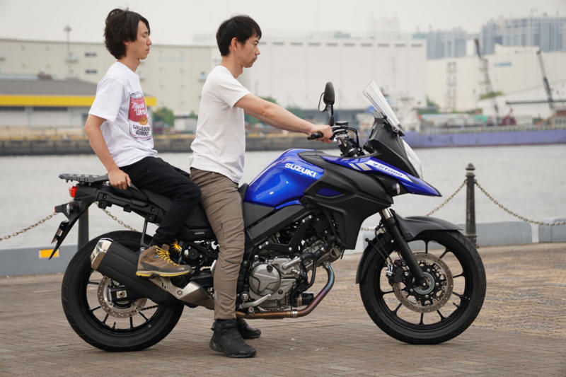 スズキのVストロームシリーズ, Vストローム250/650/800の試乗, Vストローム250の特徴, Vストローム650の特徴, Vストローム800の特徴, Vストローム250の車体, Vストローム650の車体, Vストローム800の車体, Vストローム250のシート, Vストローム650のシート, Vストローム800のシート, 編集部・朝日とVストローム250, 編集部・朝日とVストローム650, 編集部・朝日とVストローム800, 編集部・岩井とVストローム250, 編集部・岩井とVストローム650, 編集部・岩井とVストローム800, Vストローム250のタンデム, Vストローム650のタンデム, Vストローム800のタンデム, 車両をサイドスタンドから起こしたときの重さ, ライディングポジションの違い (1/3), ライディングポジションの違い (2/3), ライディングポジションの違い (3/3), Vストローム250の積載力, Vストローム650の積載力, Vストローム800の積載力, Vストロームシリーズのまとめ